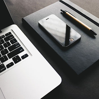 她坐下的那一瞬间，弹幕都炸了